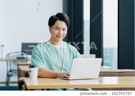 在辦公室工作的年輕工程師 在辦公室工作的年輕工程師 142741787