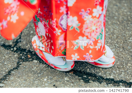 穿著和服和涼鞋的女孩的腳 142741790