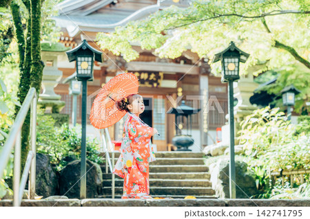 身穿和服、手持日本傘的女孩 142741795
