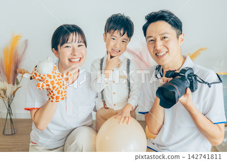 工作人員正在拍照 142741811