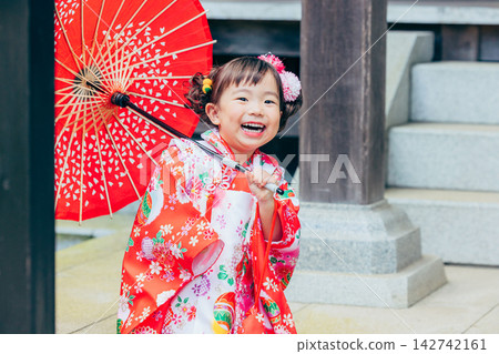 與七五三郎一起參拜神社的少女 142742161