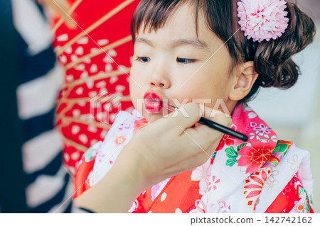 與七五三郎一起參拜神社的少女 142742162