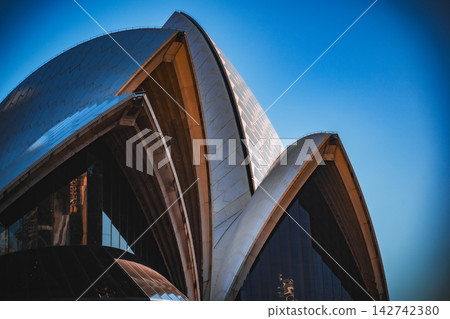 Blue sky and the Sydney Opera House (Sydney) Blue sky and the Sydney Opera House (Sydney) 142742380