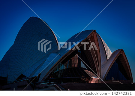Blue sky and the Sydney Opera House (Sydney) 142742381