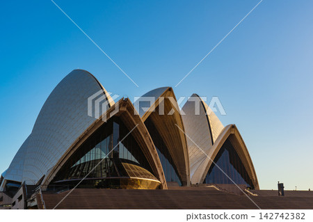 Blue sky and the Sydney Opera House (Sydney) Blue sky and the Sydney Opera House (Sydney) 142742382