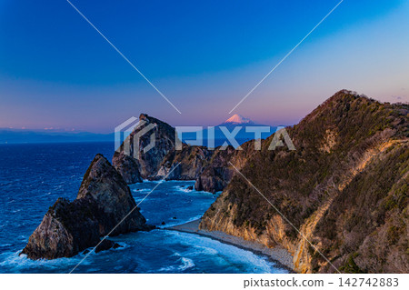 【靜岡縣】西伊豆仙觀門外的富士山 【靜岡縣】西伊豆仙觀門外的富士山 142742883