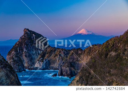 【靜岡縣】西伊豆仙觀門外的富士山 【靜岡縣】西伊豆仙觀門外的富士山 142742884