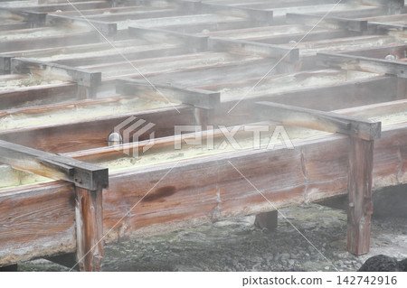 草津溫泉:蒸氣升騰的湯畑(溫泉田)(群馬縣吾妻郡草津町) 草津溫泉:蒸氣升騰的湯畑(溫泉田)(群馬縣吾妻郡草津町) 142742916
