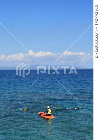 People who play at sea People who play at sea 142742919