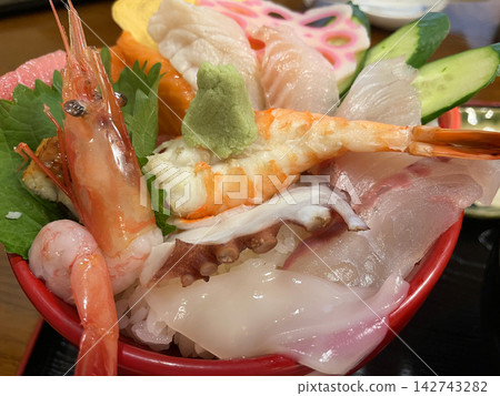 在輪島享用一碗奢華海鮮飯 在輪島享用一碗奢華海鮮飯 142743282