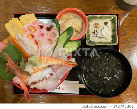 在輪島享用一碗奢華海鮮飯 在輪島享用一碗奢華海鮮飯 142743301