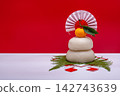A photograph of the real rice cake "Kagami Mochi" placed on the right Red and white background No three treasures (pedestal) 142743639