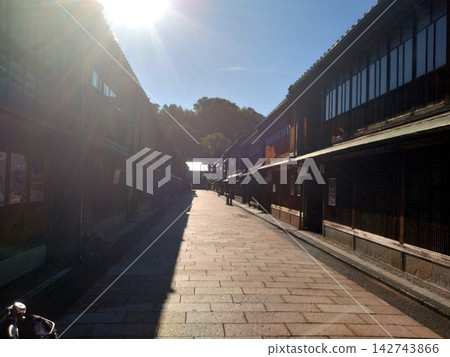 晨曦照耀下的金澤東茶屋街區 142743866