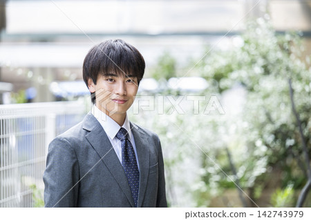 穿著西裝的年輕人的肖像 穿著西裝的年輕人的肖像 142743979