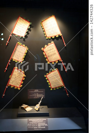 伊斯坦堡一家博物館展出的奧斯曼帝國時期泥金裝飾手抄本 伊斯坦堡一家博物館展出的奧斯曼帝國時期泥金裝飾手抄本 142744326