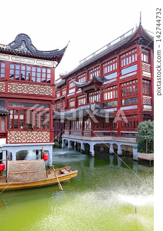 The famous Yu Garden in the old town of Shanghai, China, features a pond (Lotus Flower Pond) in front of the garden and the surrounding scenery. 142744732