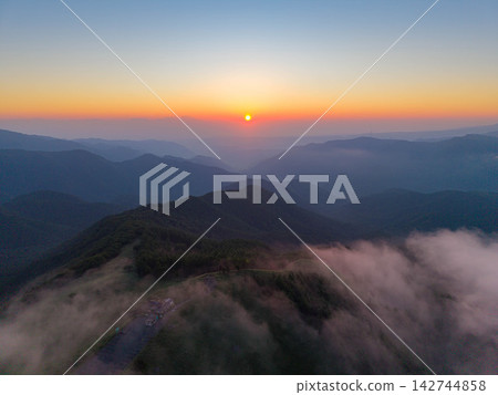 [Drone Aerial Footage] Sunrise over Utsukushigahara in Summer [Nagano Prefecture] 142744858
