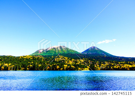 奧內托湖令人心曠神怡的秋葉，以及梅坎山和阿寒富士山的秀麗景色。 142745115