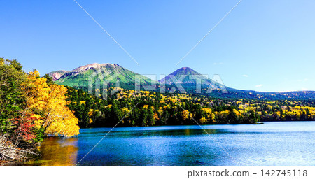 The refreshing autumn foliage of Lake Onneto, the beautiful scenery of Mt. Meakan and Mt. Akan Fuji. The refreshing autumn foliage of Lake Onneto, the beautiful scenery of Mt. Meakan and Mt. Akan Fuji. 142745118