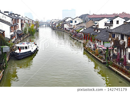 世界遺產大運河穿越南江蘇省無錫市,兩岸遍布歷史悠久的街道。 世界遺產大運河穿越南江蘇省無錫市,兩岸遍布歷史悠久的街道。 142745179