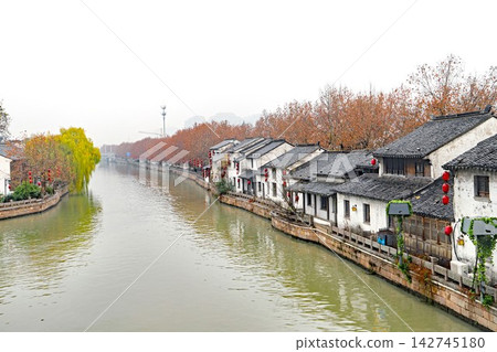 世界遺產大運河穿越南江蘇省無錫市，兩岸遍布歷史悠久的街道。 142745180