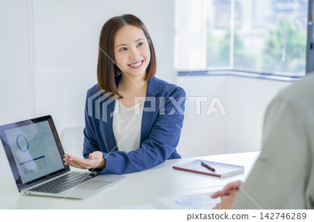 商業、女性、商務談判、諮詢 商業、女性、商務談判、諮詢 142746289