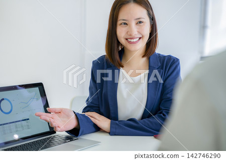 商業、女性、商務談判、諮詢 商業、女性、商務談判、諮詢 142746290