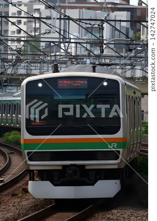 湘南新宿線 E231 系列通勤列車(K-30 編組)在山手貨運線五反田站附近運行。 湘南新宿線 E231 系列通勤列車(K-30 編組)在山手貨運線五反田站附近運行。 142747024
