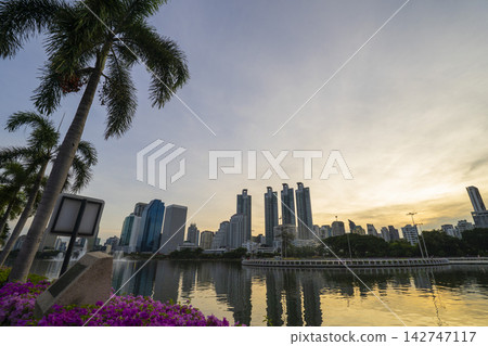 曼谷本傑基蒂公園的城市景觀,包括湖泊和摩天大樓。 曼谷本傑基蒂公園的城市景觀,包括湖泊和摩天大樓。 142747117