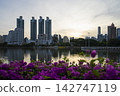 曼谷本傑基蒂公園的城市景觀，包括湖泊和摩天大樓。 142747119