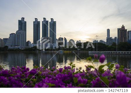 曼谷本傑基蒂公園的城市景觀,包括湖泊和摩天大樓。 曼谷本傑基蒂公園的城市景觀,包括湖泊和摩天大樓。 142747119