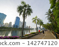 曼谷本傑基蒂公園的城市景觀，包括湖泊和摩天大樓。 142747120