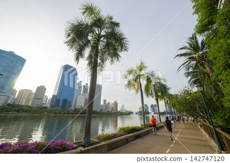 曼谷本傑基蒂公園的城市景觀,包括湖泊和摩天大樓。 曼谷本傑基蒂公園的城市景觀,包括湖泊和摩天大樓。 142747120