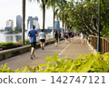 曼谷本傑基蒂公園的城市景觀，包括湖泊和摩天大樓。 142747121