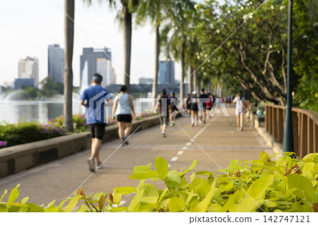 曼谷本傑基蒂公園的城市景觀,包括湖泊和摩天大樓。 曼谷本傑基蒂公園的城市景觀,包括湖泊和摩天大樓。 142747121