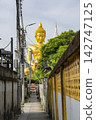 曼谷帕南寺巨大的金色佛像及其後巷的街景。 142747125