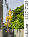 曼谷帕南寺巨大的金色佛像及其後巷的街景。 142747126