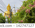 曼谷帕南寺巨大的金色佛像及其後巷的街景。 142747127