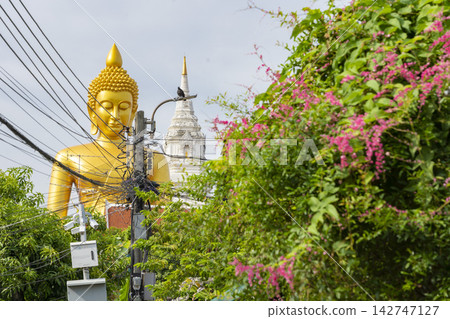 曼谷帕南寺巨大的金色佛像及其後巷的街景。 曼谷帕南寺巨大的金色佛像及其後巷的街景。 142747127