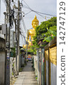 曼谷帕南寺巨大的金色佛像及其後巷的街景。 142747129