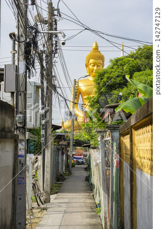 曼谷帕南寺巨大的金色佛像及其後巷的街景。 曼谷帕南寺巨大的金色佛像及其後巷的街景。 142747129