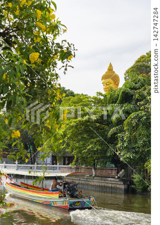 曼谷帕南寺巨大的金色佛像和水邊景色 曼谷帕南寺巨大的金色佛像和水邊景色 142747284