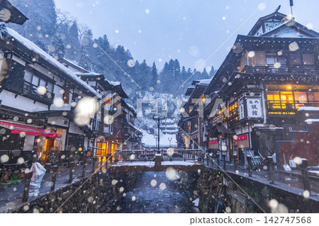銀山溫泉:冬季飄雪的溫泉小鎮(山形縣) 銀山溫泉:冬季飄雪的溫泉小鎮(山形縣) 142747568