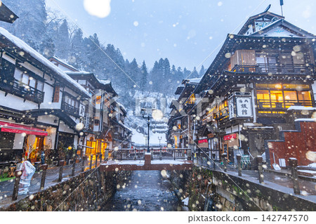 Ginzan Onsen: A hot spring town in winter with falling snow (Yamagata Prefecture) Ginzan Onsen: A hot spring town in winter with falling snow (Yamagata Prefecture) 142747570