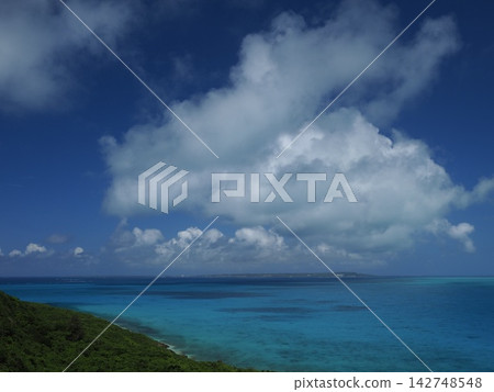 壯麗的夏日雲海與清澈湛藍的宮古島海水!從龍宮展望台眺望伊良部島的迷人景色。 壯麗的夏日雲海與清澈湛藍的宮古島海水!從龍宮展望台眺望伊良部島的迷人景色。 142748548