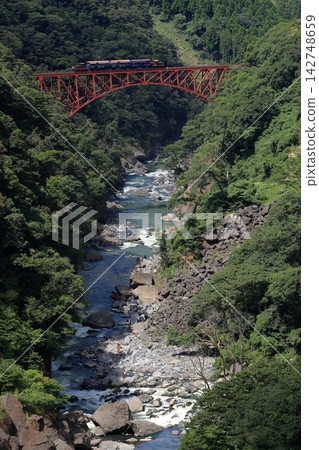 南阿蘇鐵道電車「Yusuge」號駛過第一白川橋。 南阿蘇鐵道電車「Yusuge」號駛過第一白川橋。 142748659