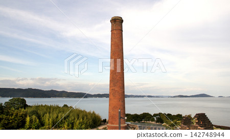 紅磚煙囪與現代建築遺產在海景的襯托下熠熠生輝。 紅磚煙囪與現代建築遺產在海景的襯托下熠熠生輝。 142748944