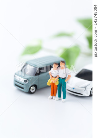 汽車和情侶玩偶 汽車和情侶玩偶 142749084