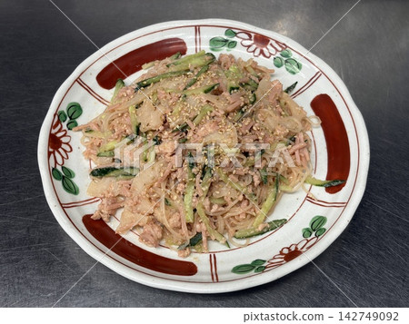 Mentaiko (spicy cod roe), butter soy sauce, lotus root, glass noodles Mentaiko (spicy cod roe), butter soy sauce, lotus root, glass noodles 142749092