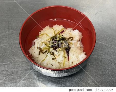 鹹海帶、紅紫蘇葉、茶泡飯。 鹹海帶、紅紫蘇葉、茶泡飯。 142749096